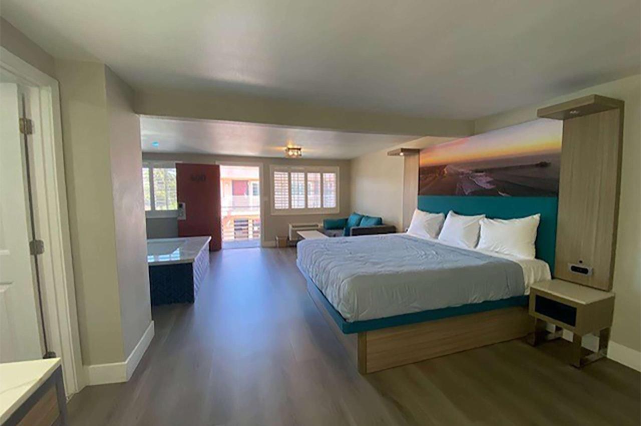 Super 8 By Wyndham Oceanside Downtown Hotell Exteriör bild