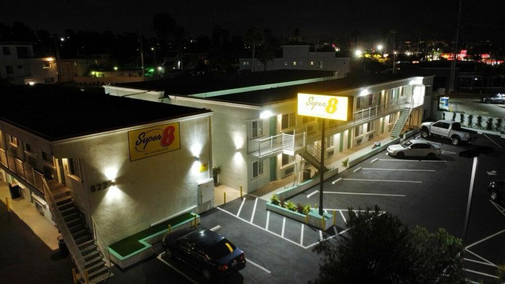 Super 8 By Wyndham Oceanside Downtown Hotell Exteriör bild