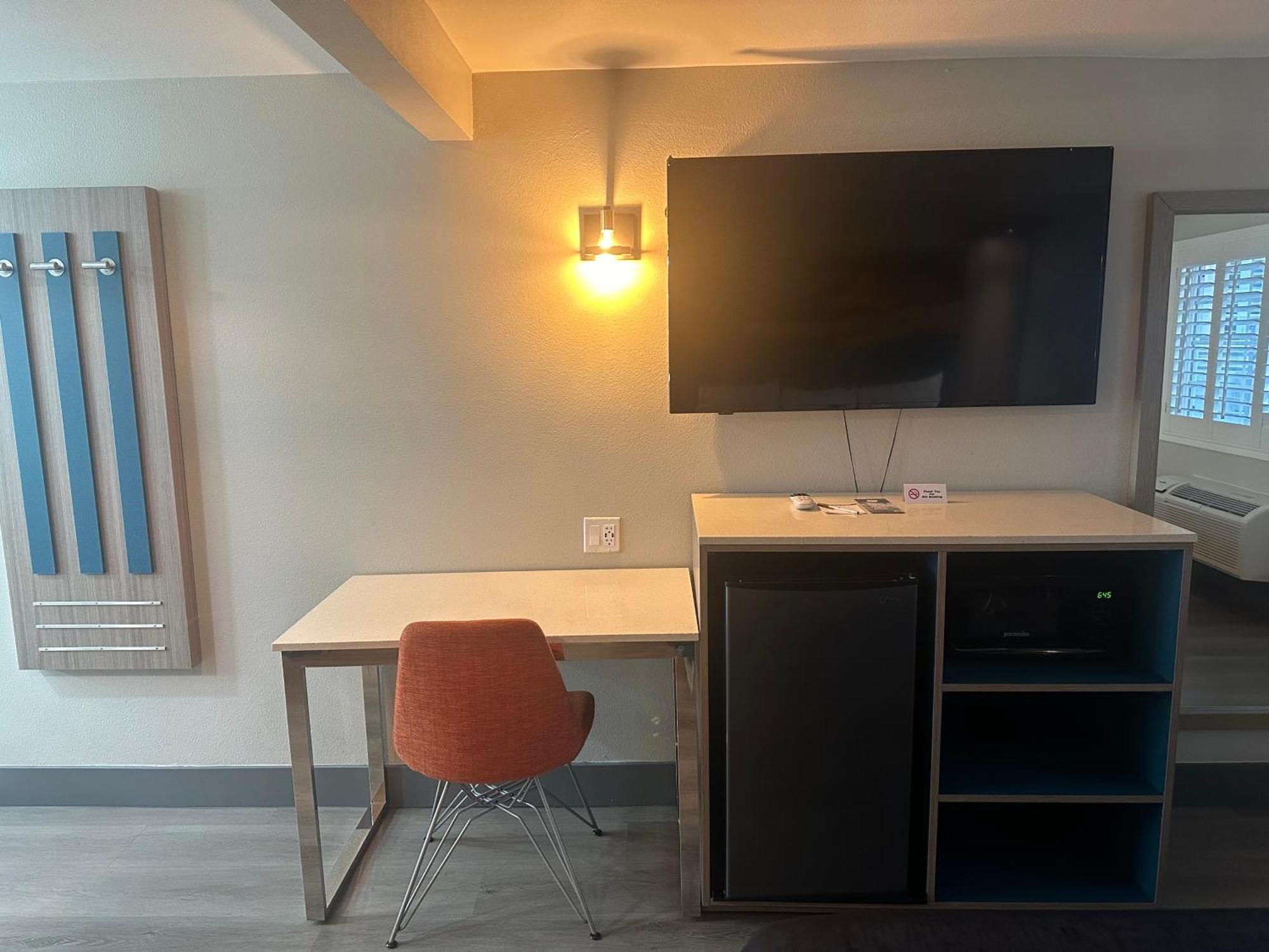 Super 8 By Wyndham Oceanside Downtown Hotell Exteriör bild
