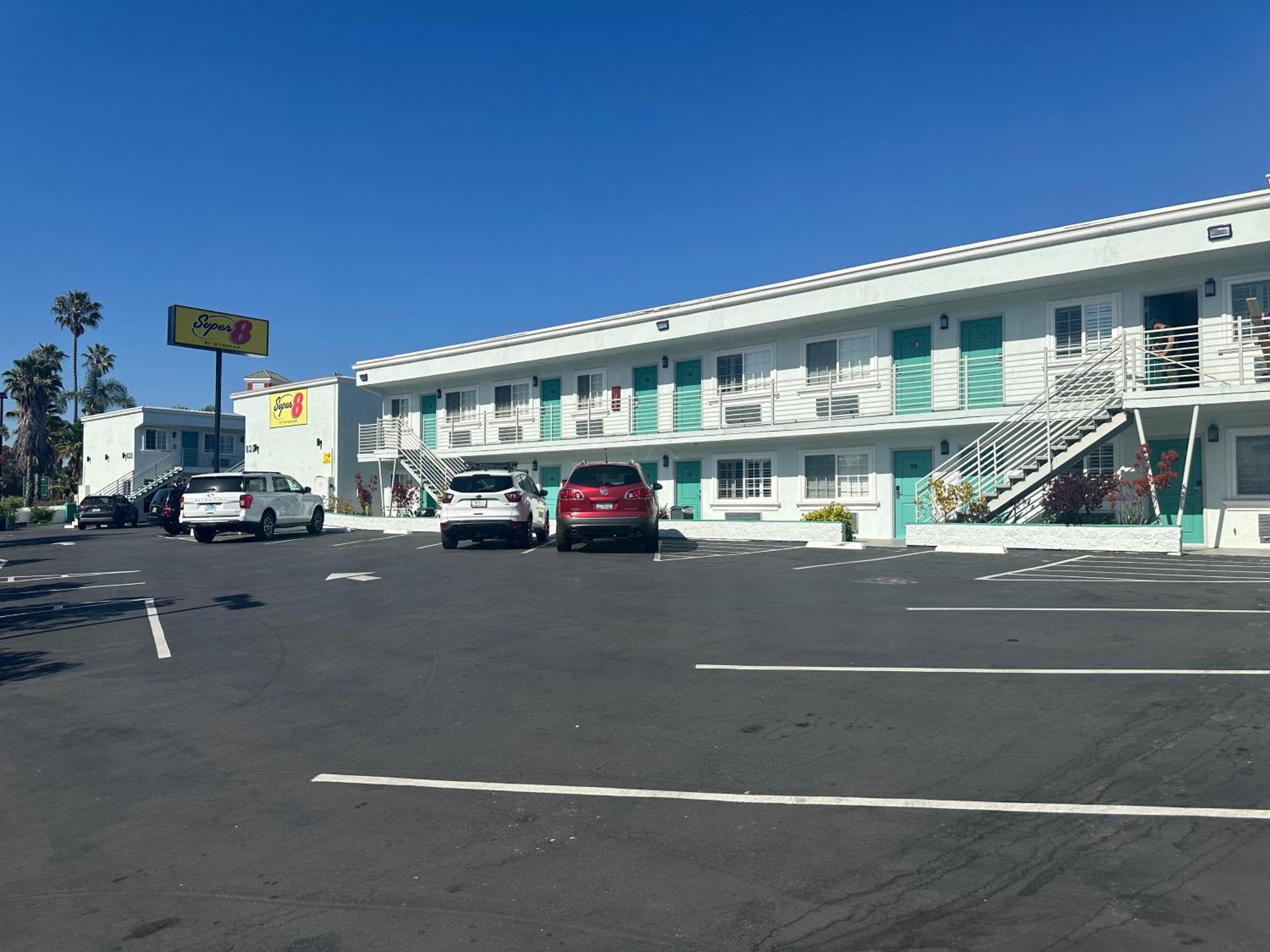 Super 8 By Wyndham Oceanside Downtown Hotell Exteriör bild