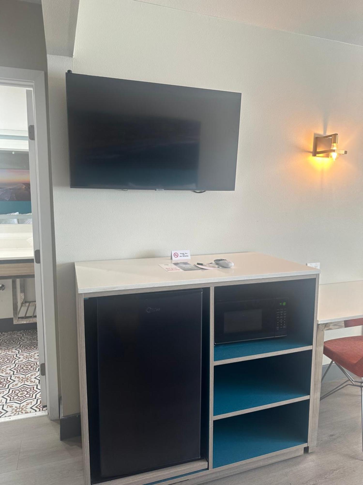 Super 8 By Wyndham Oceanside Downtown Hotell Exteriör bild