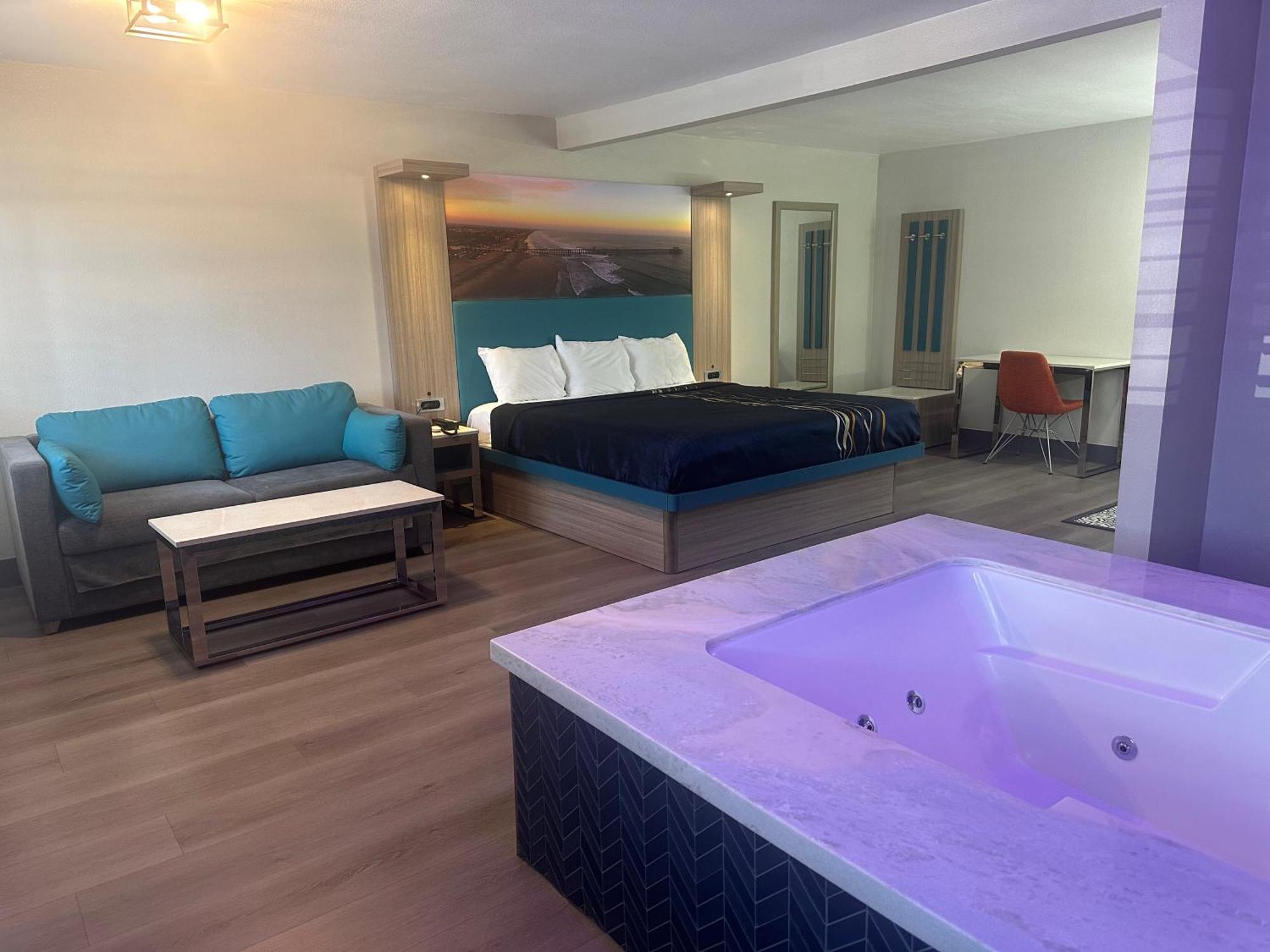 Super 8 By Wyndham Oceanside Downtown Hotell Exteriör bild
