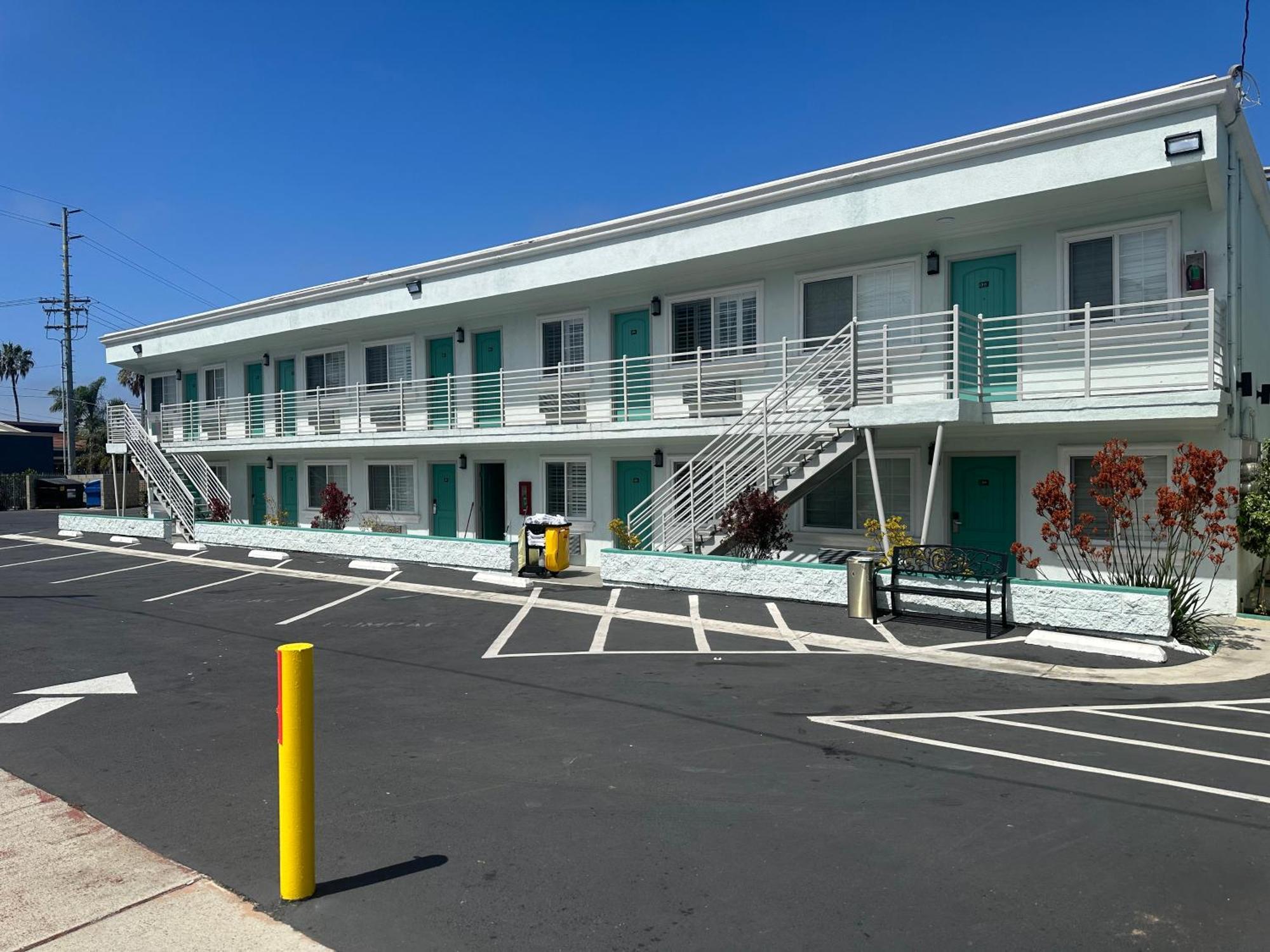 Super 8 By Wyndham Oceanside Downtown Hotell Exteriör bild