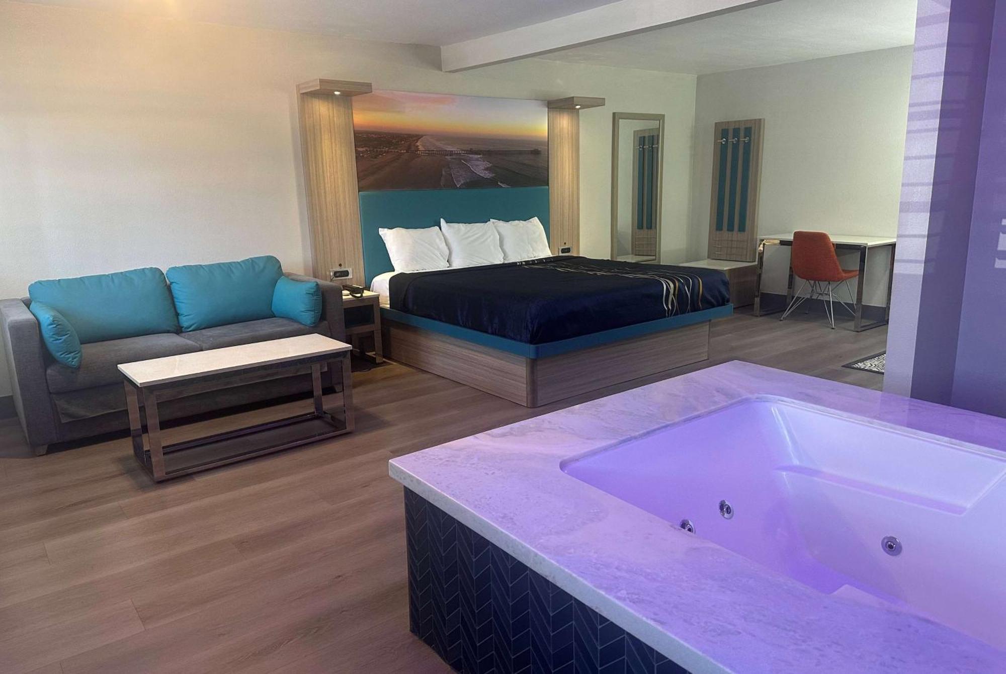 Super 8 By Wyndham Oceanside Downtown Hotell Exteriör bild