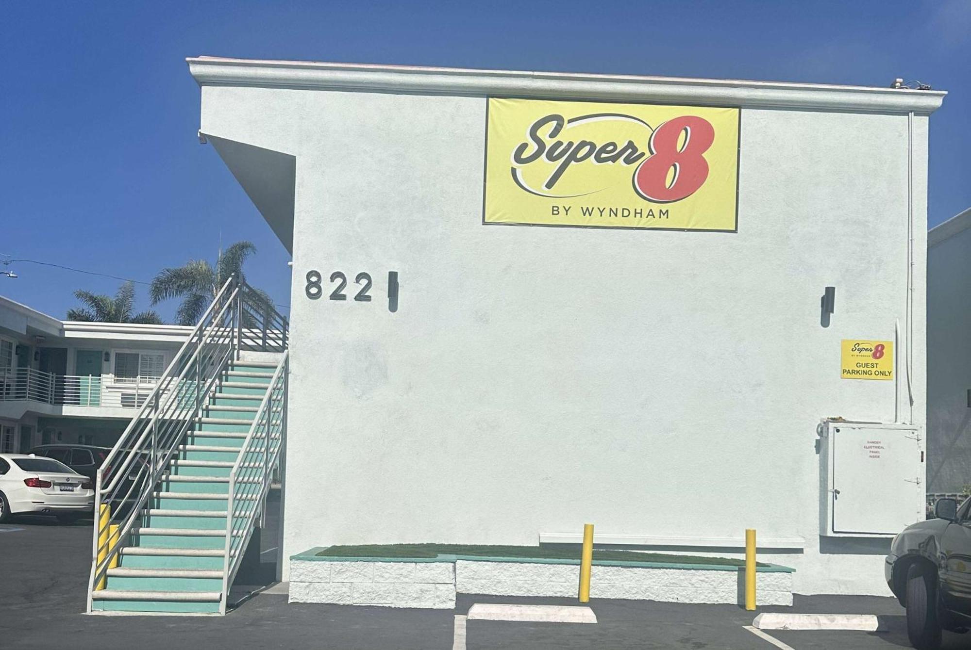 Super 8 By Wyndham Oceanside Downtown Hotell Exteriör bild