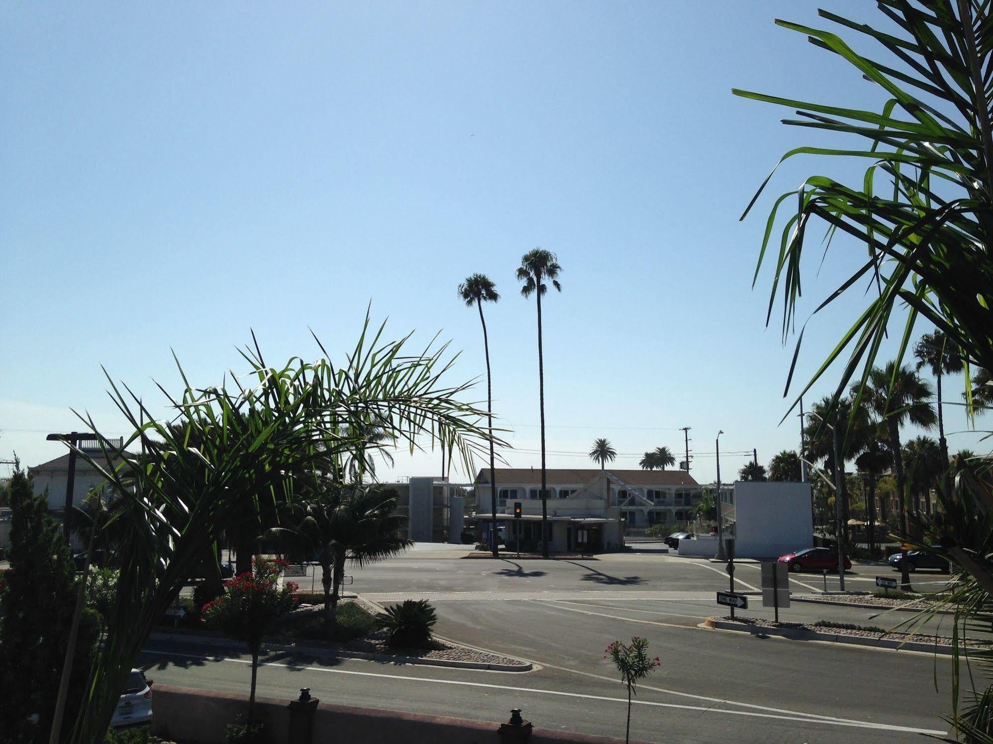 Super 8 By Wyndham Oceanside Downtown Hotell Exteriör bild